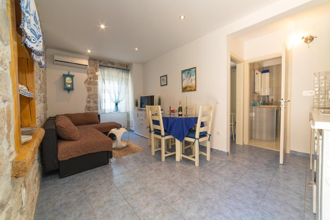 Apartments Villa Mira คาชเตลา ภายนอก รูปภาพ